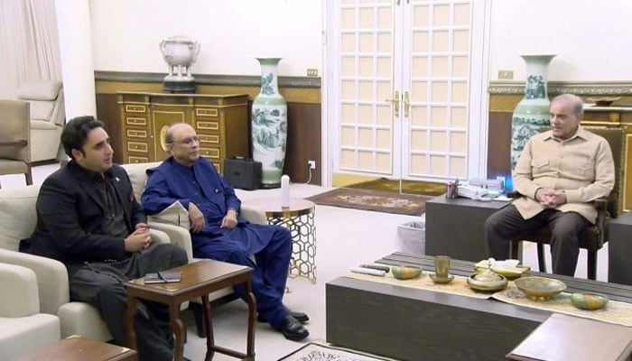 وزیر اعظم میاں محمد شہباز شریف صدرِ مملکت آصف علی زرداری اور بلاول بھٹو زرداری سے ملاقات کرتے ہوئے---فائل فوٹو