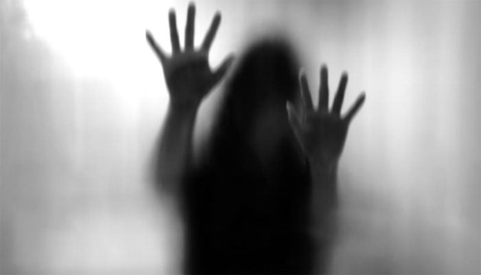 حافظ آباد: ڈاکوؤں کی خاتون سے شوہر اور بیٹی کے سامنے مبینہ زیادتی