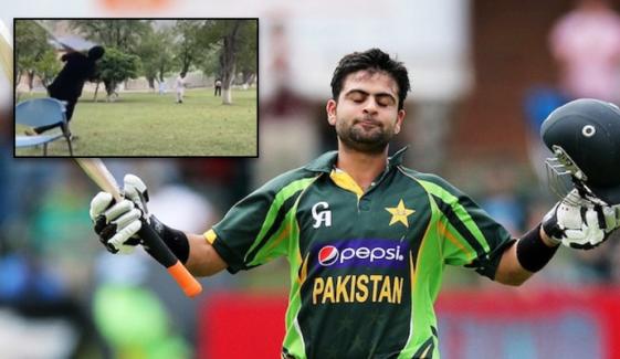 احمد شہزاد چترال کے مقامی بولر کی گیند پر کلین بولڈ، ویڈیو وائرل
