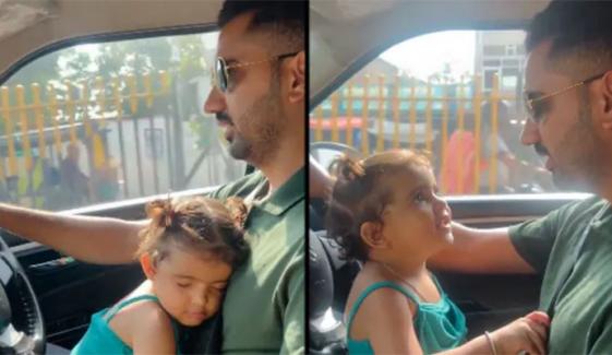 بیٹی کو گود میں بٹھاکر گاڑی چلانے والے شخص کو شدید تنقید کا سامنا 