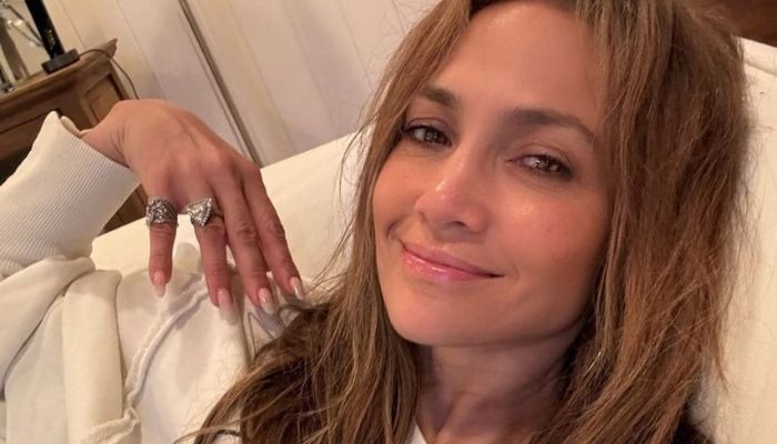 Jennifer Lopez flashes beautiful smile amid Ben Affleck divorce rumors