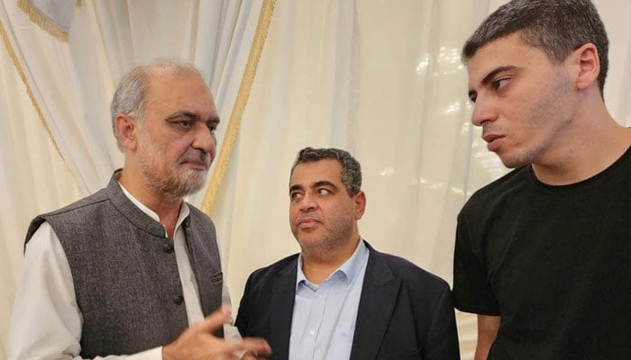 حافظ نعیم الرحمان نے اسماعیل ہنیہ کے صاحبزادوں اور حماس کی اعلیٰ قیادت سے ملاقات کرکے اظہار تعزیت کیا۔ فوٹو : فیس بک: حافظ نعیم الرحمان