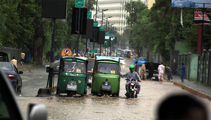 ملک میں بارشوں کے دوران حادثات میں 10 افراد جاں بحق