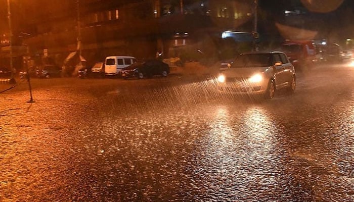 کراچی میں موسلادھار بارش، بجلی غائب، سڑکیں زیرآب آگئیں