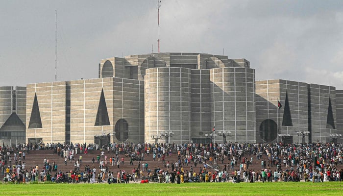 مشتعل مظاہرین پارلیمنٹ کی عمارت کے باہر موجود ہیں - فوٹو: اے ایف پی