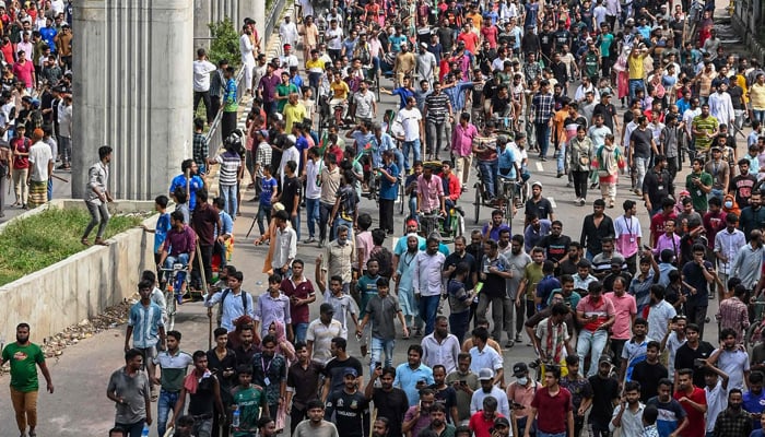 مظاہرین ڈھاکا کی سڑکوں پر جشن منا رہے ہی - فوٹو: اے ایف پی