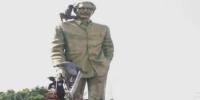 بنگلادیش:  شیخ مجیب الرحمٰن کا دیو ہیکل مجسمہ بھی مظاہرین کے نشانے کی زد میں 