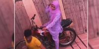 نڈر خاتون کی موت کے کنویں میں موٹر بائیک چلاتے ویڈیو وائرل 