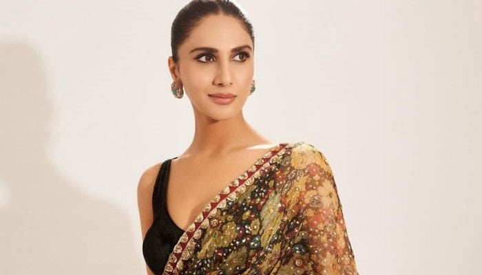 Vaani Kapoor turns major fashion inspiration for her admirers as she dolls up in a saree