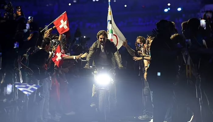 Tom Cruise takes Olympic finale to new heights with jaw-dropping stunt: Watch