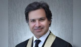 ’آپ چاہتے ہیں کہ میں خدمت گزار جج بن جاؤں، آپ ہمیں کس طرف لے کر جا رہے ہیں‘