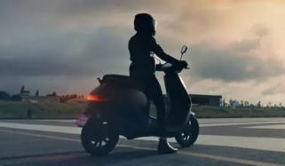 کراچی میں اسکوٹی سوار خاتون کو ڈمپر نے کچل دیا