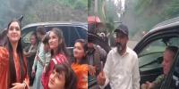 نواز شریف کو نتھیا گلی میں لوگوں نے سڑک کنارے روک لیا