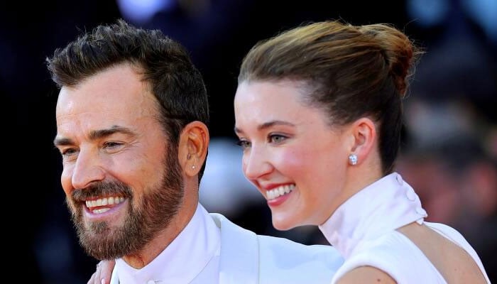 Justin Theroux, Nicole Brydon Bloom exchange custom-made rings