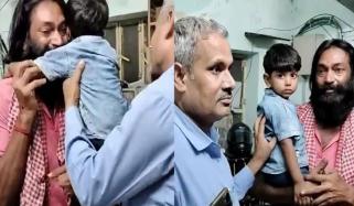 بھارت: ننھا بچہ اپنے اغواء کرنیوالے سے بچھڑتے ہوئے رو پڑا، ویڈیو وائرل