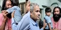 بھارت: ننھا بچہ اپنے اغواء کرنیوالے سے بچھڑتے ہوئے رو پڑا، ویڈیو وائرل