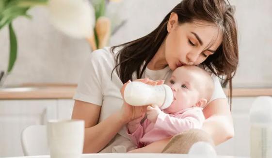 کانچ یا پلاسٹک، بچوں کی صحت کیلئے کونسی فیڈر بہتر؟