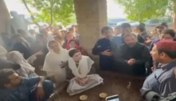 مریم نواز کی سڑک کنارے ڈھابے پر شہریوں سے ملاقات