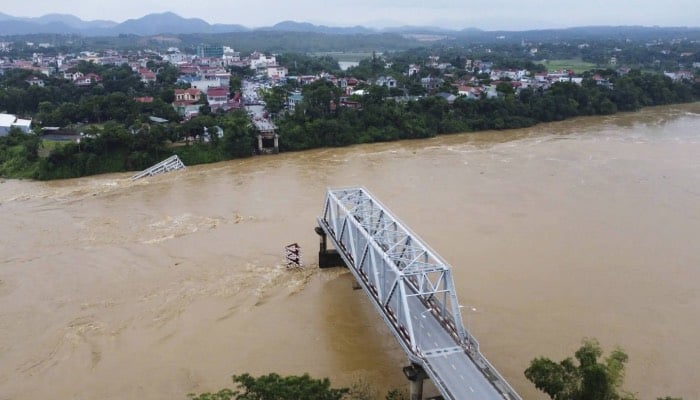 Typhoon Yagi causes northern Vietnam bridge to collapse into Red River with vehicles