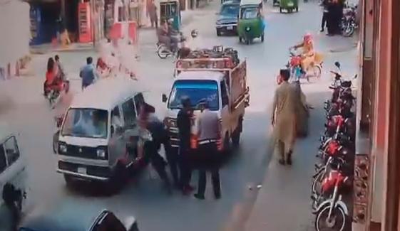 پشاور: چالان کاٹنے پر ڈرائیور نے ٹریفک اہلکاروں پر گاڑی چڑھا دی