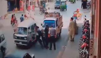 پشاور: چالان کاٹنے پر ڈرائیور نے ٹریفک اہلکاروں پر گاڑی چڑھا دی