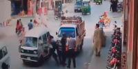 پشاور: چالان کاٹنے پر ڈرائیور نے ٹریفک اہلکاروں پر گاڑی چڑھا دی