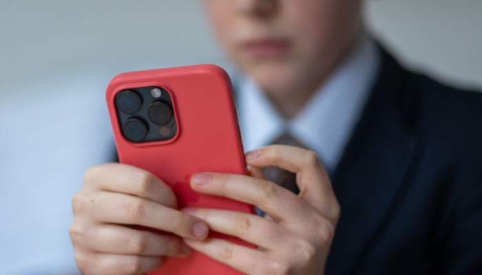 Major UK academy chain introduces smartphone ban amid mental health concerns