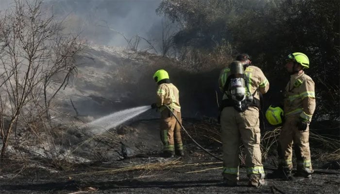 وسطی اسرائیل میں تل اببیب کے قریب اسرائیلی فائر بریگیڈ عملہ یمنی میزائل حملے بعد لگنے والی آگ بجھا رہا ہے(تصویر سوشل میڈیا)۔