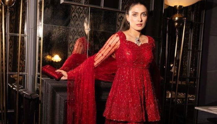 Ayeza Khan bids heartwarming goodbye to London fans until next time