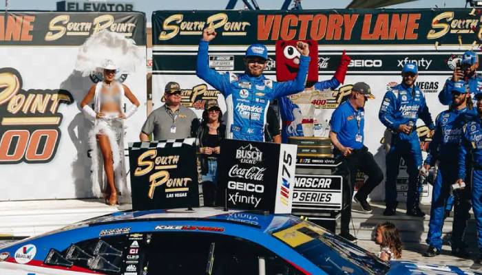 Kyle Larson takes victory, two former NASCAR champions exist playoffs