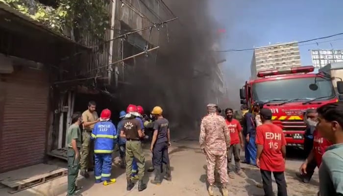 صدر کے علاقے میں فائر بریگیڈ اہلکار شاپنگ پلازا میں لگی آگ بجھا رہے ہیں— تصویر بشکریہ ایدھی فاؤنڈیشن