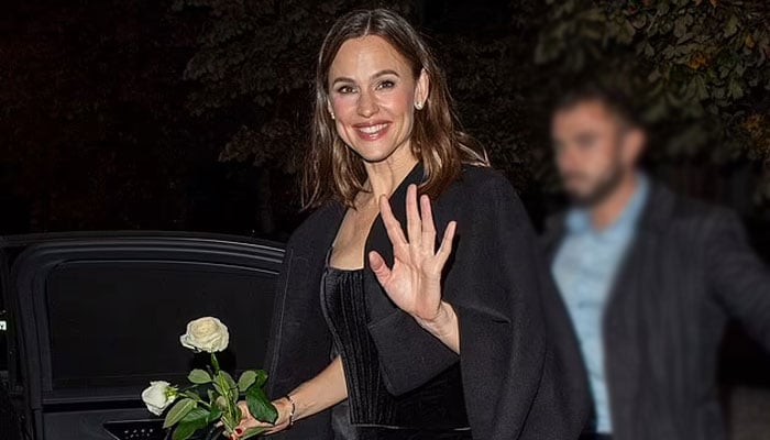 Jennifer Garner gets white rose from secret admirer on Paris streets