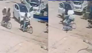 کراچی: بینک سے رقم نکلوانے والے باپ بیٹے پر ڈاکوؤں کی فائرنگ کی ویڈیو 