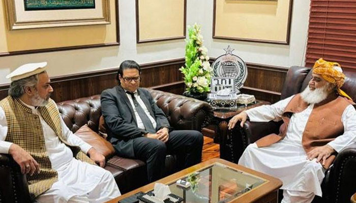 مولانا فضل الرحمان نے اپوزیشن کی جانب سے آئینی ترامیم کا مسودہ تیار کرنے کی تجویز دے دی۔ فوٹو ایکس