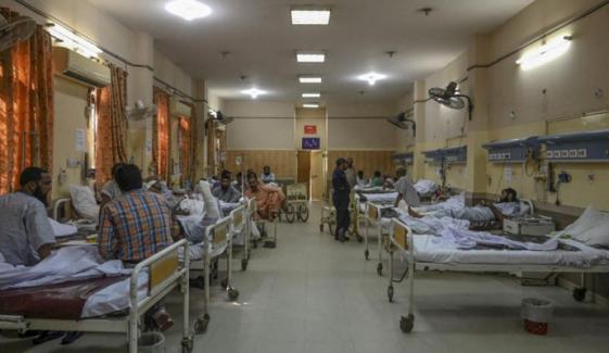 کراچی میں سرکاری اسپتالوں کی ایمرجنسیز بھرنے لگیں