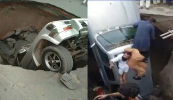 لاہور: شوکت خانم اسپتال کے قریب روڈ پر اچانک گڑھا بن گیا