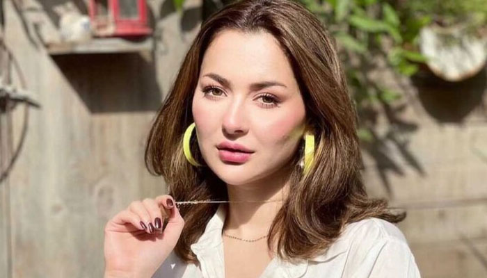 Hania Amir enjoys a street performance in London days after gracing the Hum Style Awards