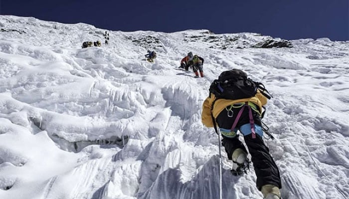 Two mountaineers were stuck on a mountain in northern India without tents and equipment