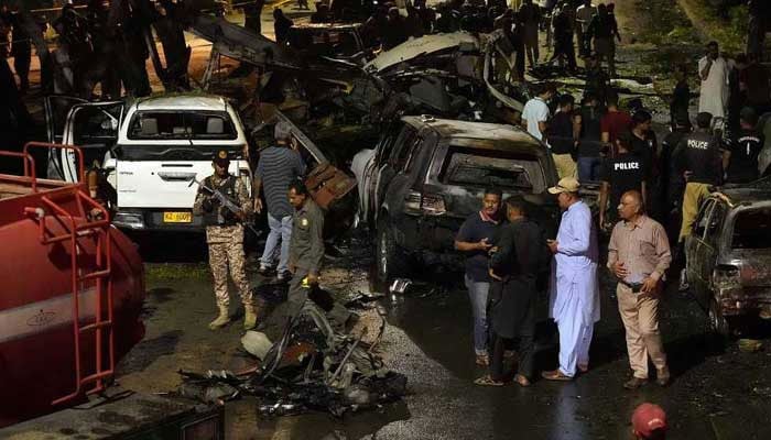 چینی تفتیشی ماہرین کا کراچی میں دھماکے سے متاثرہ مقام کا دورہ، شواہد کا جائزہ لیا