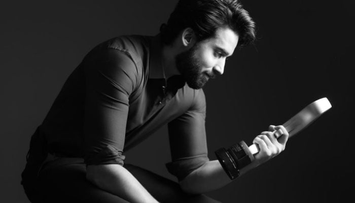 Bilal Abbas Khan flaunts Best Actor Male trohphy for Dobara