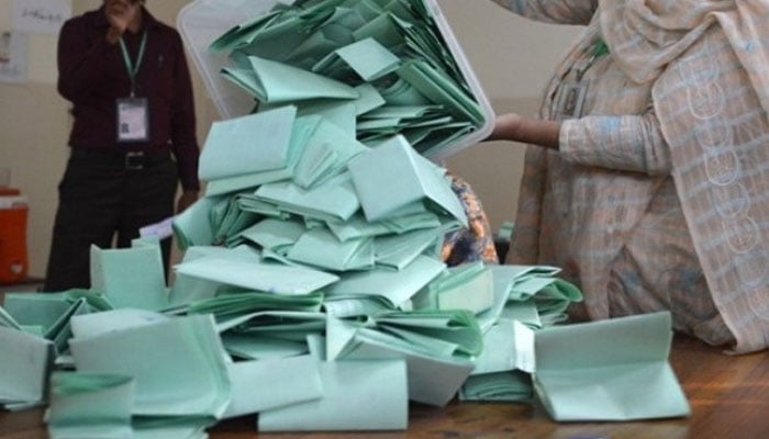 NA 231, re-counting at 4 polling stations, PP candidate Abdul Hakeem Baloch and bitter words between the police.