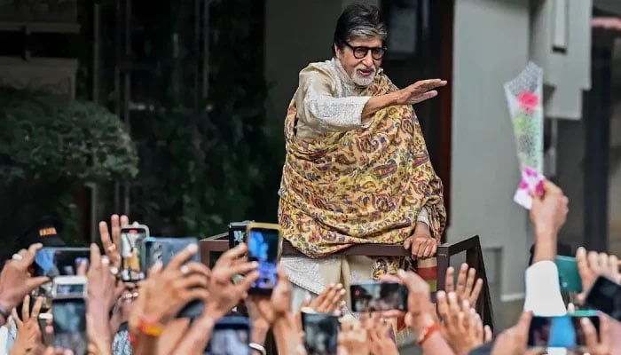 Amitabh Bachchan receives a warm welcome outside Jalsa on his 82nd birthday