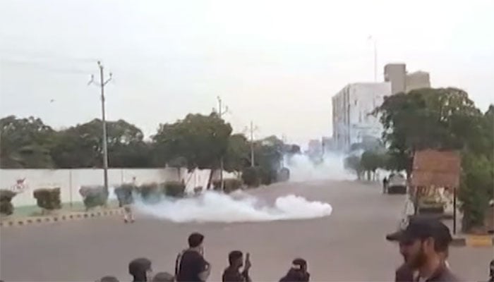 Karachi - Protesters set a police mobile on fire