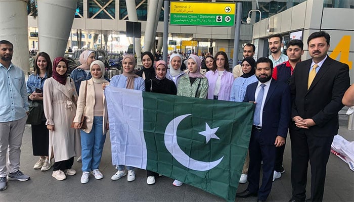 The first group of 27 Palestinian medical students left for Pakistan from Cairo