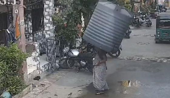 بھارت: سر پر پانی کی ٹنکی گرنے کے باوجود خاتون زندہ بچ گئی، ویڈیو وائرل