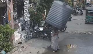 بھارت: سر پر پانی کی ٹنکی گرنے کے باوجود خاتون زندہ بچ گئی، ویڈیو وائرل