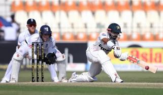 دوسرا ٹیسٹ: دوسری اننگز میں پاکستان 221 پر آؤٹ، انگلینڈ کو 297 رنز کا ہدف