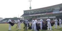 پنڈی اسٹیڈیم: انگلش ٹیم نے کرسیاں اٹھا کر اسٹینڈ پر پہنچائیں