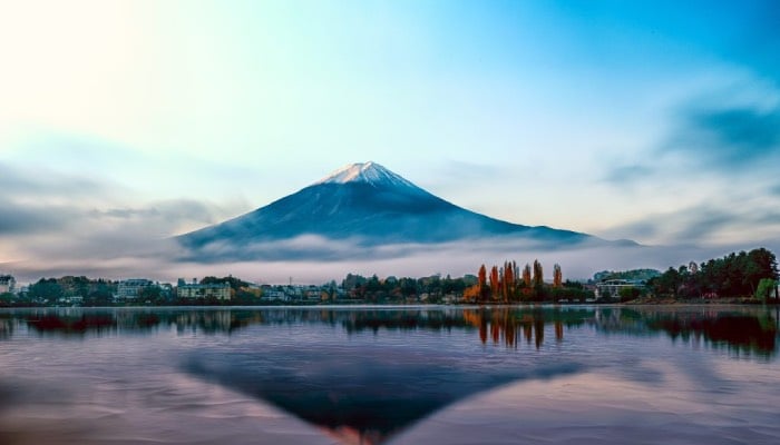 Japans Mount Fuji hits historic snowless streak amid rising temperatures