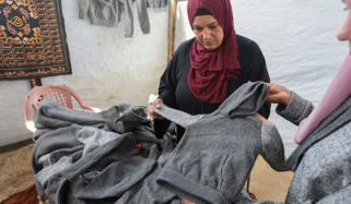 بے گھر فلسطینی سردیوں کیلئے گرم کپڑوں کا انتظام کیسے کر رہے ہیں؟